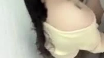约健身房嫩妹楼道口交，按在墙上后入，害怕男友出来看到吗