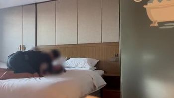 推倒抱操刚毕业的国企实习生，开始不太愿意，进去后很配合