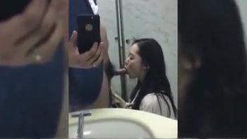 骗老公上厕所其实是跑来出轨