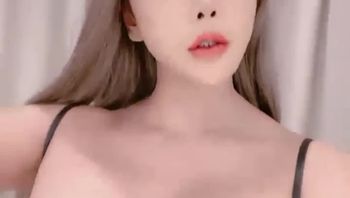 巨乳网红嫩模欠干脸蛋超顶，直接深喉吞精狂骑榨干男人