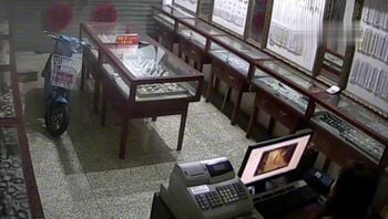 监控偷拍珠宝店老板和极品店员偷情