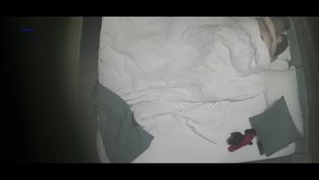 酒店偷拍，锅盖头小伙约炮苗条少妇