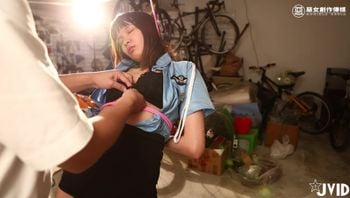 菜鸟女警第一次出任务就被歹徒抓住，被歹徒玩弄羞辱后，还被干到潮吹，把大量精液射在女警嘴里