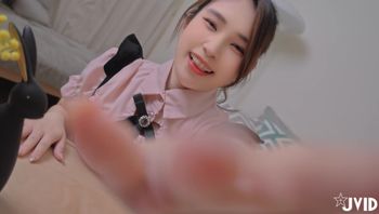 可爱天然爆乳32G学妹GIGI 运动后性欲高涨 脱光光抚摸身体好舒服 超色乳摇 扳开小穴特写