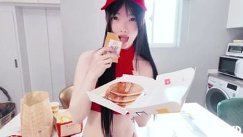 最佳一线鲍小女友❤️’ 速食店员工Miki秘辛㊙️ 原来制服底下是白白嫩嫩多汁顺口的割包