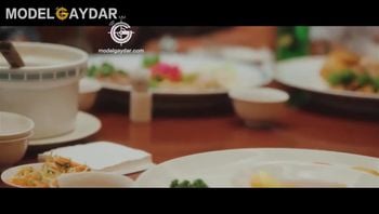カジノのディーラー、カードを配る指先の诱惑