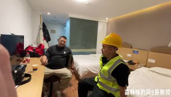 カフェのテラス席、足元でこっそり络ませる足