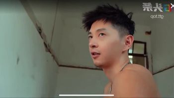 カラオケボックスのモニターに映る影、歌声に混じる吐息
