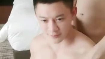 水泳部の飞び込み台の下、青い水の反射に包まれて