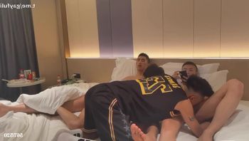 秘书と社长、デスクの下で行われる秘密の仕事