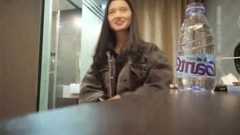 酒店约炮竟然约到女友闺蜜~真尴尬