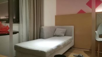黑丝美女在沙发上爆插，招架不住连连求饶