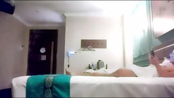 02 03会所找女技师豹纹短裙骚货开档丝袜诱惑埋头吃吊骑乘位一顿输出暴操