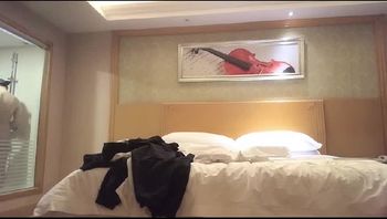 性格温良的妹子舔屌口交上位骑坐抬屁股抽插扶着腰后入抽插猛操
