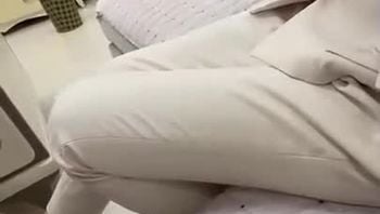 把工装OL的气质御姐拴着狗链调教，口塞像母狗一样，小穴全湿中出内射