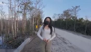 第一次户外露出勾引过路人做爱