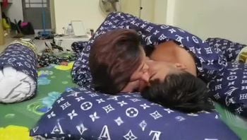 真实偷情出轨人妻少妇!被强推按在床上爆操刺激