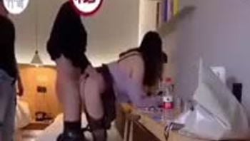绿帽老公 带着朋友一起来3p自己的丰满淫妻