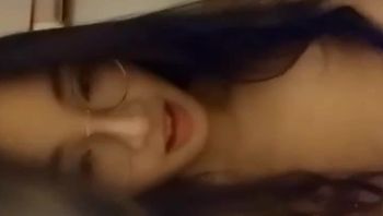 约炮大学生，直接去她女生宿舍操她，露脸颜值很高！