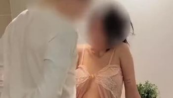 人前装矜持的公司前台，一到家就如此淫荡 让自己成为男人的母狗