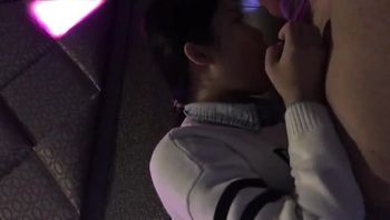 “射了好多呀”女大学生学啥都快KTV边放歌边口爆