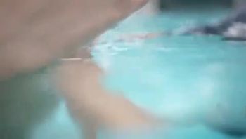 带着两个E杯妹子去裸泳泳池边开心霜飞