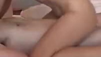 羞涩女友第一次3p骑在身上不肯下来