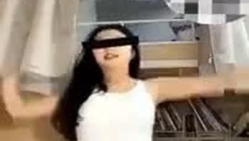 母狗女友寝室视频自慰