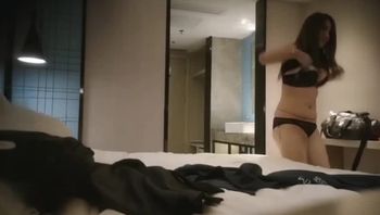 #偷拍精壮小伙激战靓女外围在绝对的实力面前不用太多前戏和花样直奔主题大战三百回合