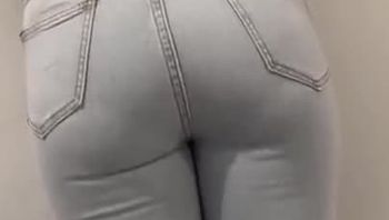 大屁股少妇穿紧身牛仔裤肥臀诱惑，牛仔裤半脱掰开两瓣肥屁股展示肥穴