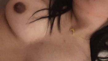 把丰满可爱小萝莉灌醉压在身下输出