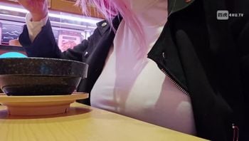 没穿内衣的大胸部 跟一堆人擦肩而过