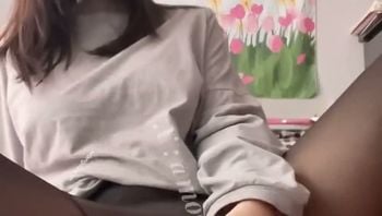 05年童颜巨乳【魔鬼爱Uaijie】4月最新付费福利16